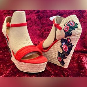 BNIB CAPE ROBBIN ZELDA-8 Floral Embroidered Platform Wedge Heels Size 11 Red